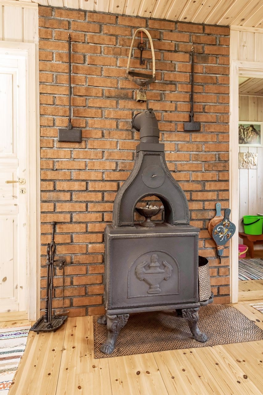 Hytta har vedfyring - flott etasjeovn! Galleribilde