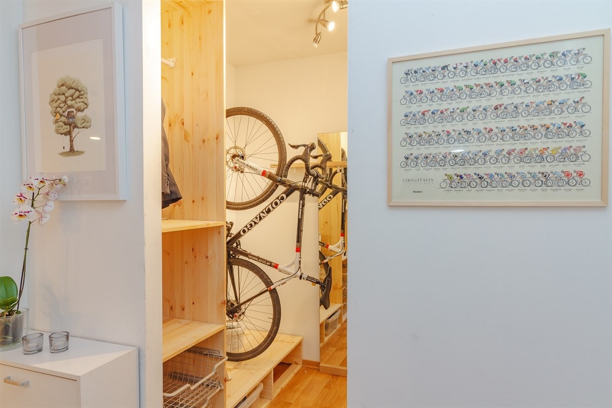 Sykkel og garderobeskap i gang Galleribilde