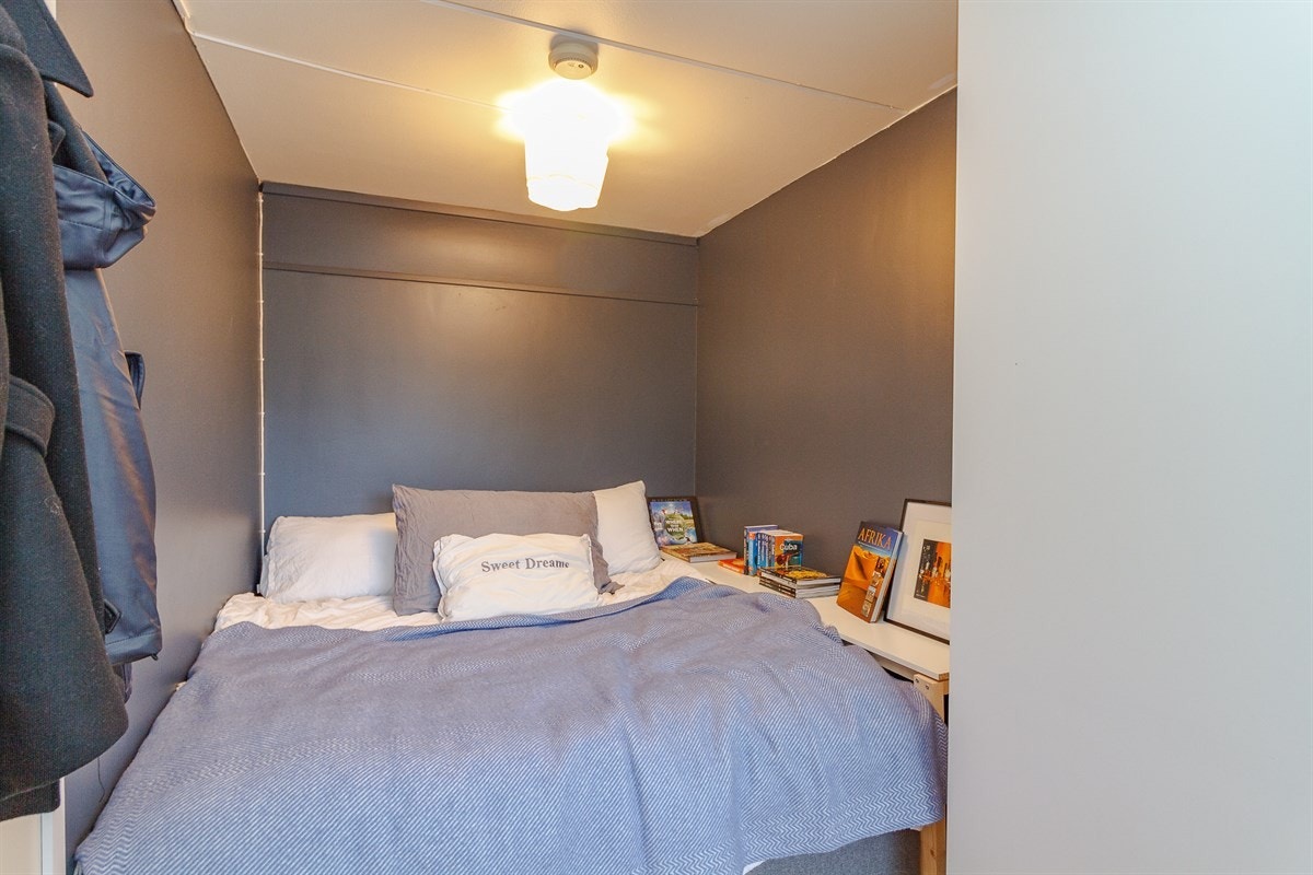 På soverommet er det plass til en stor seng på 180x200 Galleribilde