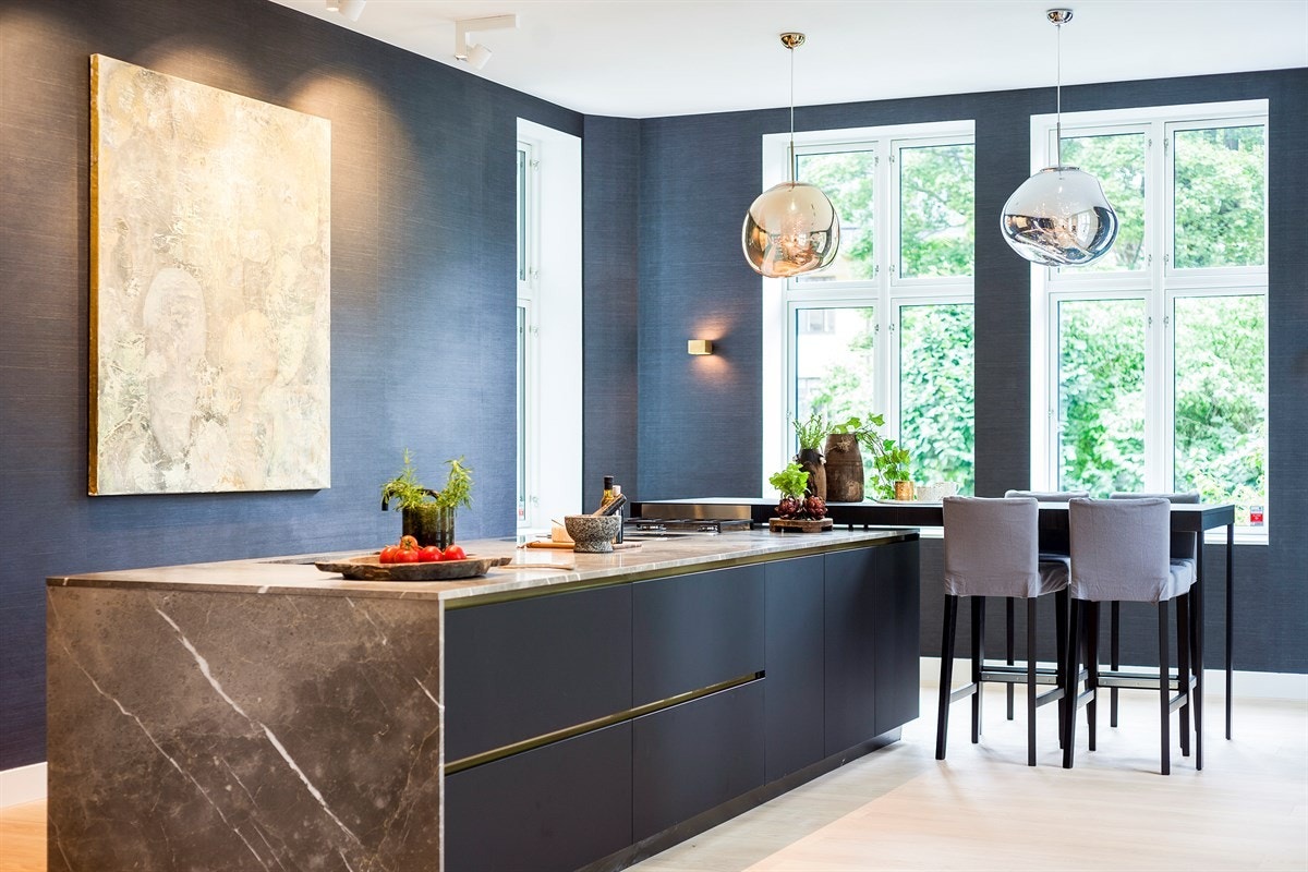 Stort og påkostet kjøkken med god plass til spisegruppe. Galleribilde