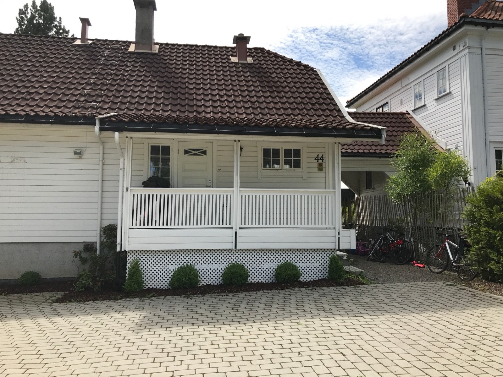 Bokollektivet er i kjelleren -med utsyn til hage. Mulighet for stoler og bord fom august (uteareal rundt huset pusses opp i juni & juli) Galleribilde