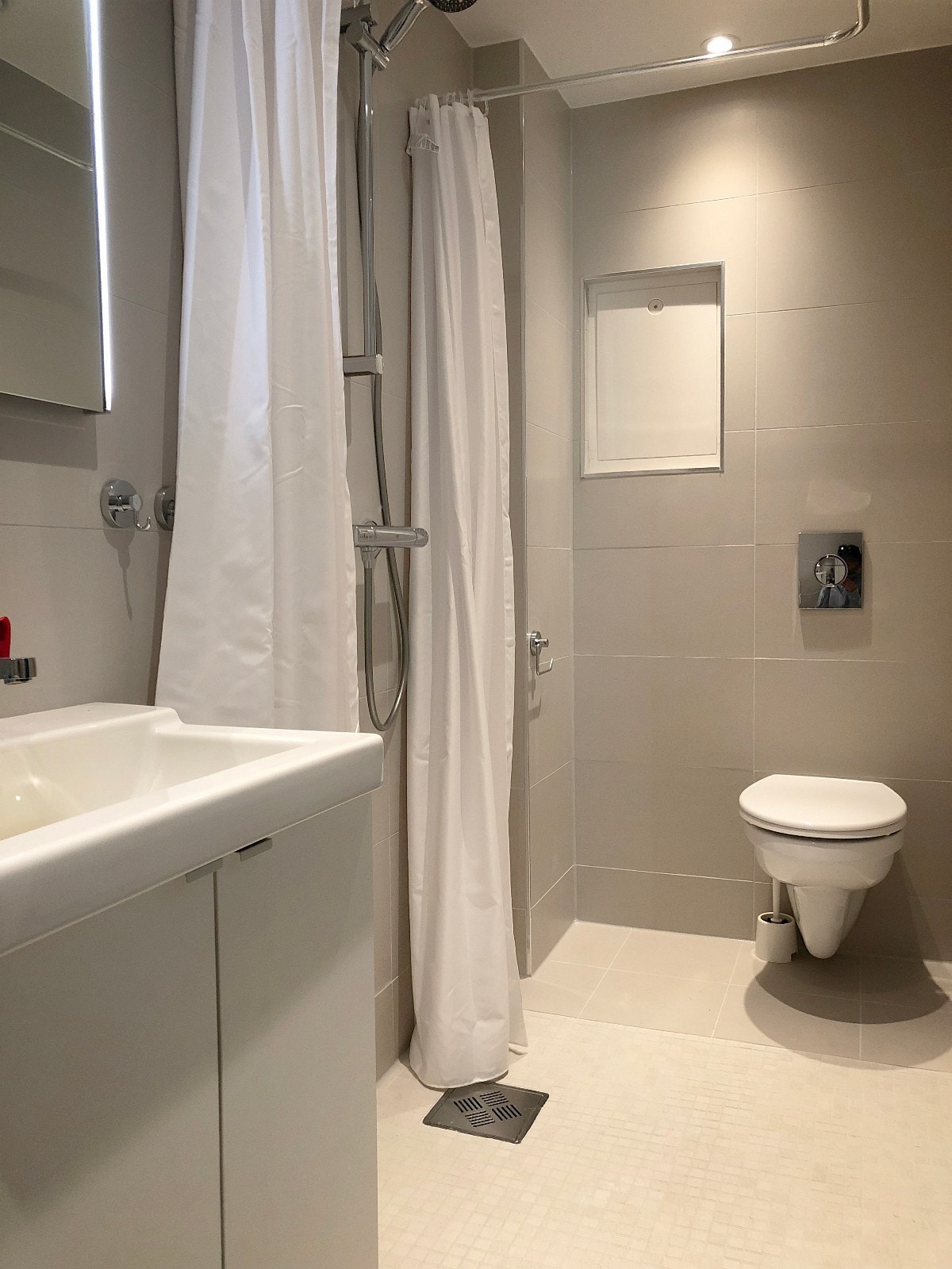 Bad med vaskemaskin Galleribilde