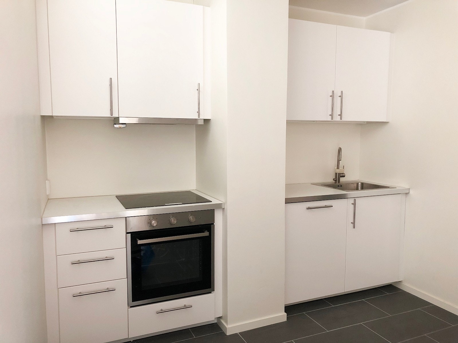 Kjøkken med komfyr og oppvaskmaskin Galleribilde