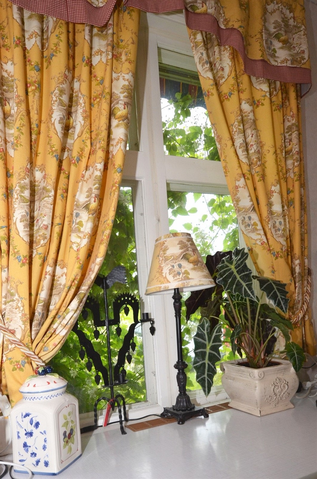 Koselig utsikt fra kjøkkenvindu. Galleribilde