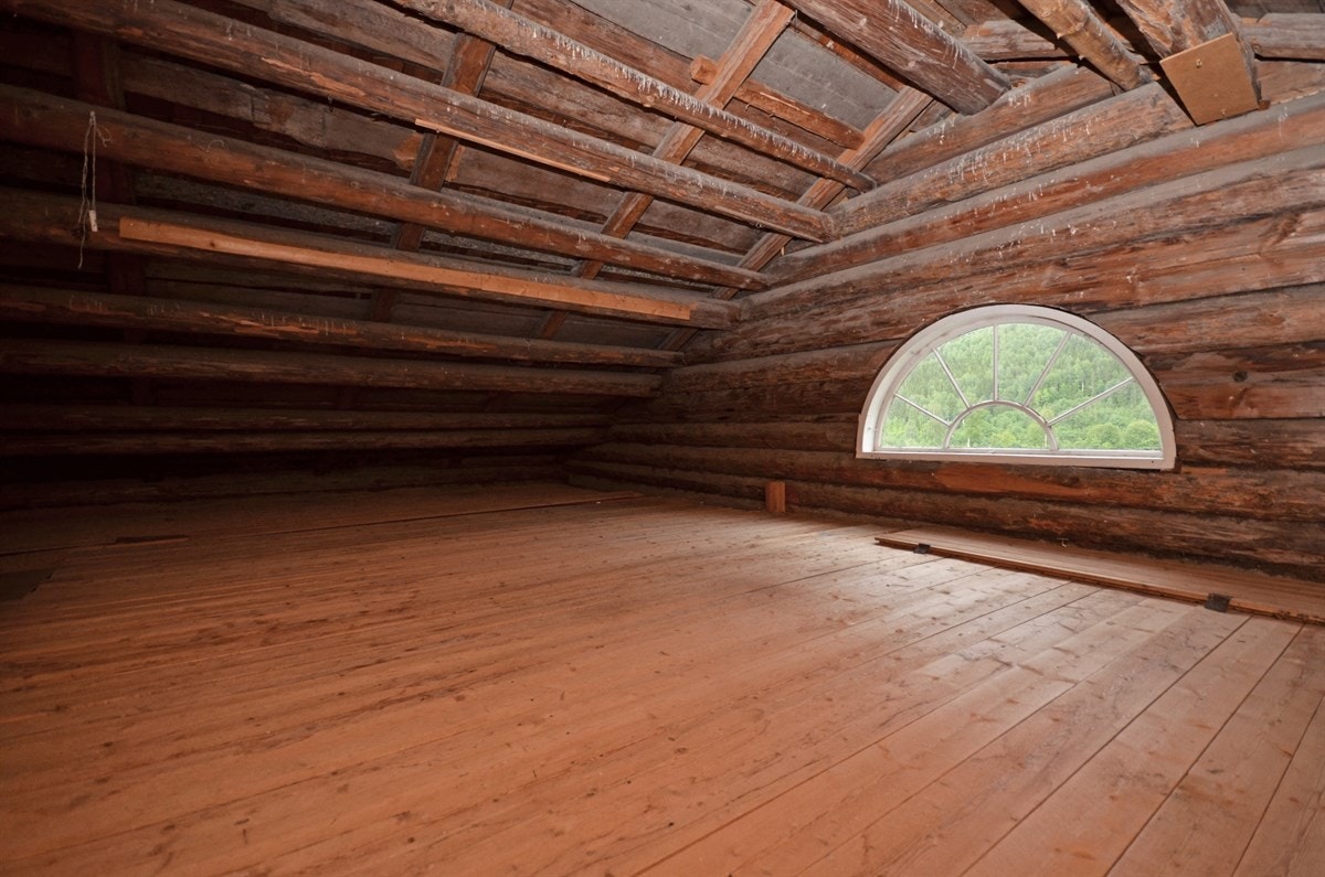 Fine muligheter på loftet i hovedhuset. Galleribilde