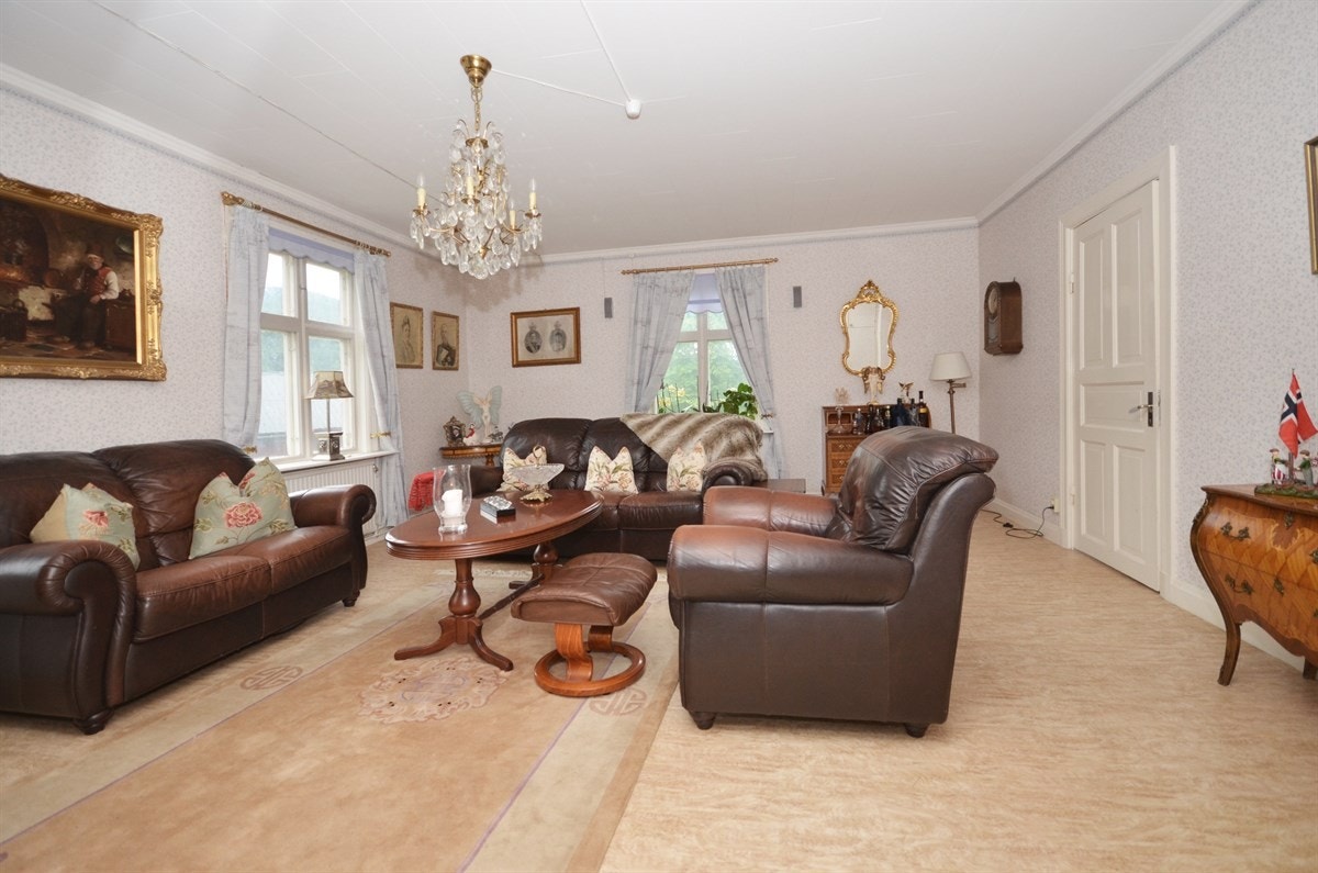 Hovedsoverom i 2.etg. Nå brukes det som tv-stue. Soverom 1. Galleribilde