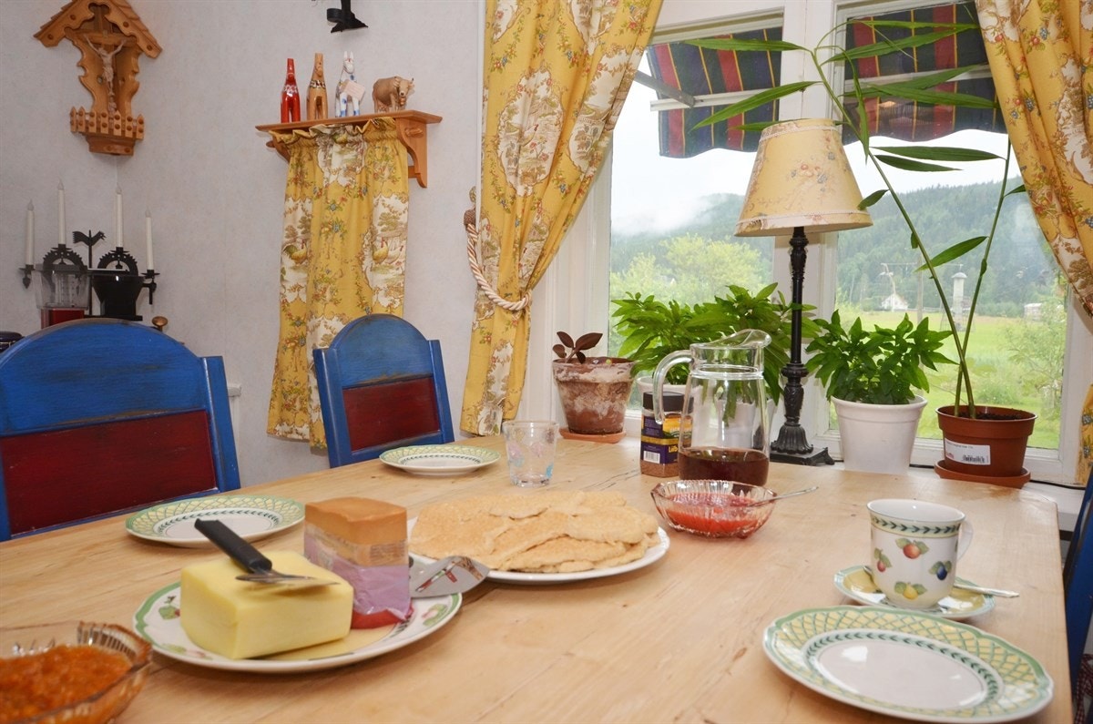 Koselig kjøkken med langbord og fin utsikt. Galleribilde