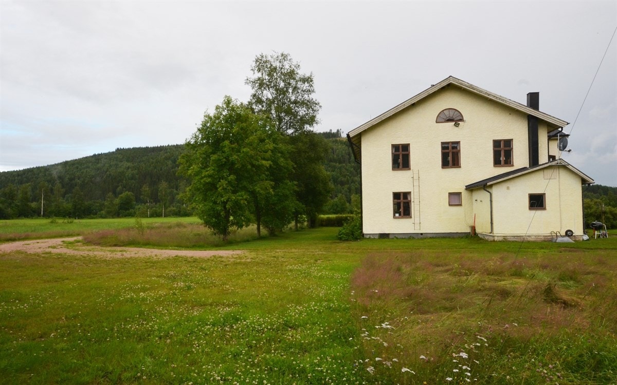 Bakside av hovedhuset mot låven. Galleribilde