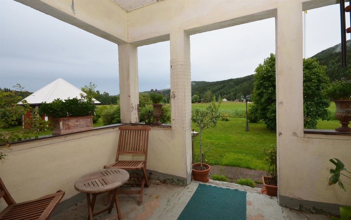 Lun veranda foran hovedinngangen Galleribilde