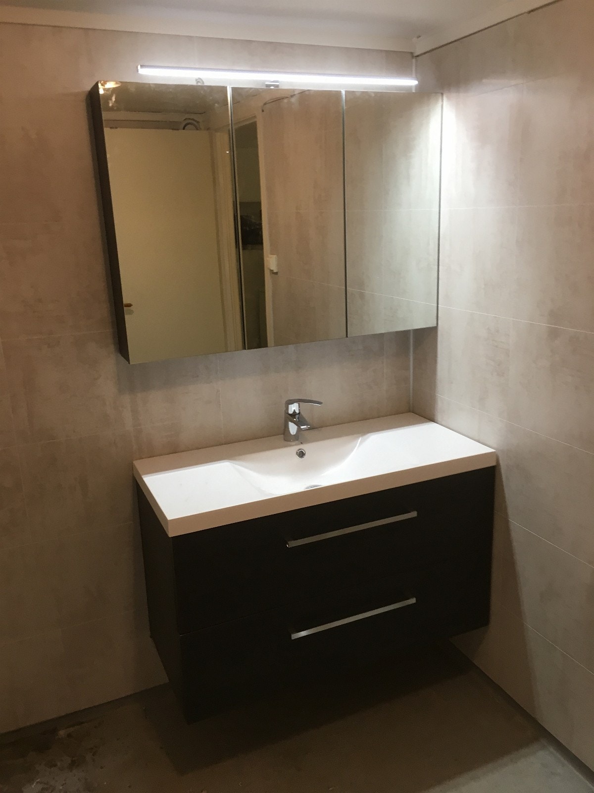 Nyoppusset bad, ny baderomsinnredning. Nu dusj satt inn til venstre Galleribilde