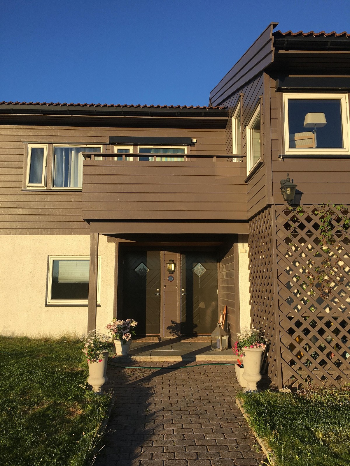 Inngang til venstre. Galleribilde