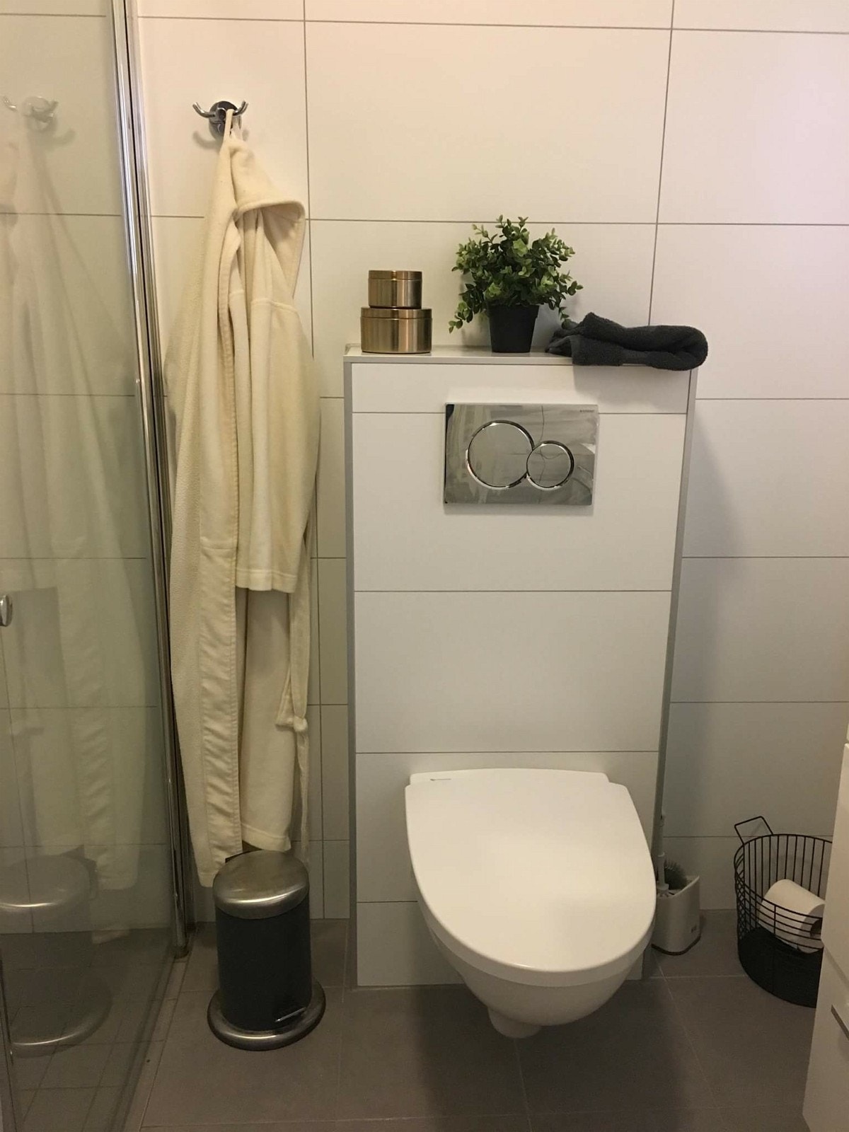 Bad (vegghengt toalett, moderne fliser, dusjvegger til å slå inn. Nedsenket dusjgulv for mindre søl.) Galleribilde