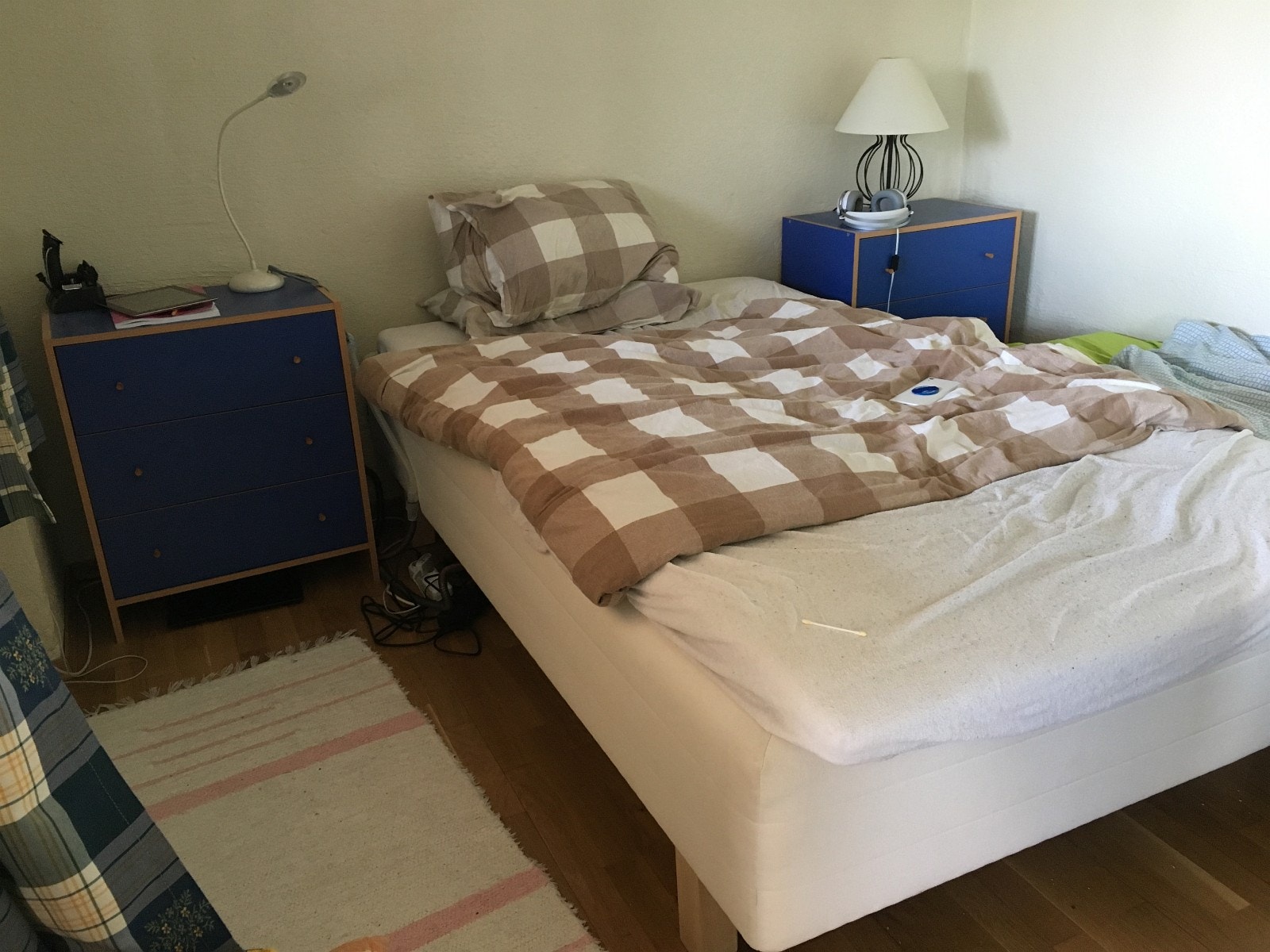 Soverom med seng og store skap Galleribilde