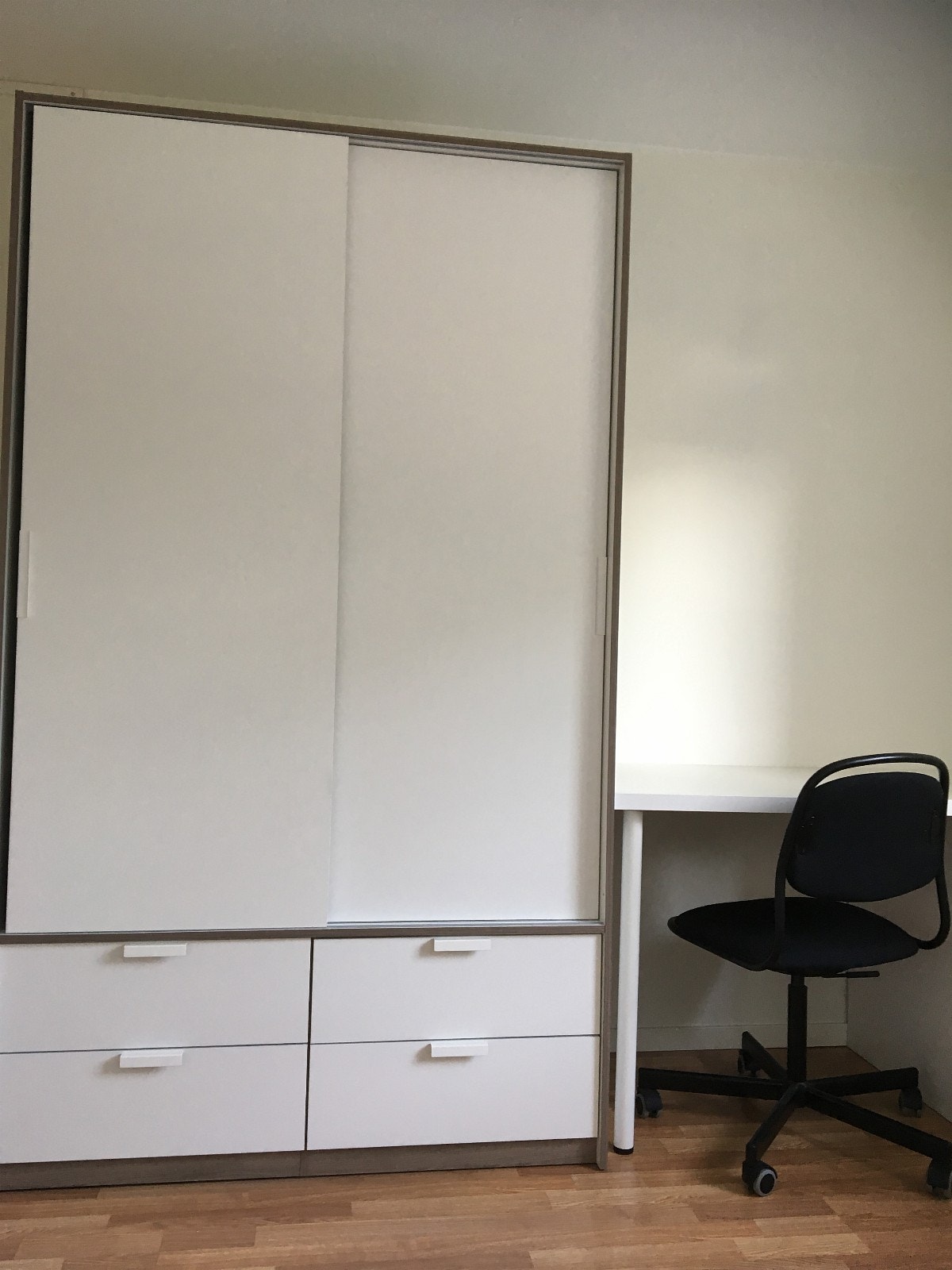 Dobbelt skap og pult Galleribilde