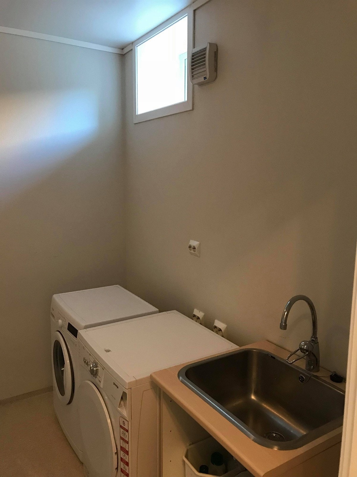 Eget stort vaskerom med vaskemaskin og tørketrommel. Galleribilde