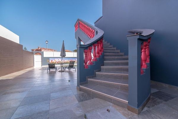 inngang til ovre etasjen fra utsiden. Galleribilde