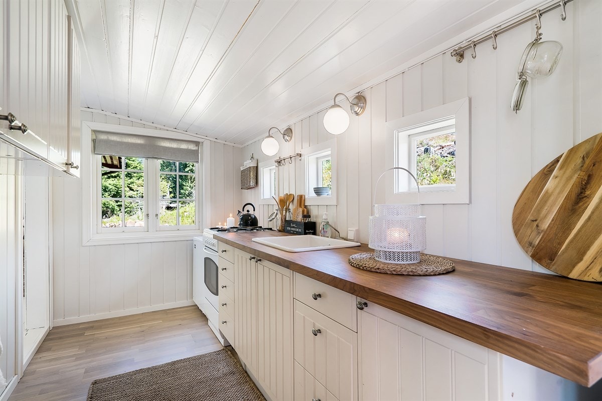 Praktisk kjøkkenlønsning med 12 volts vannpumpe. Galleribilde