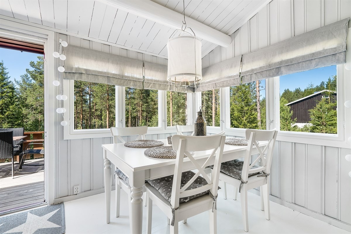 Plass til spisebord ved utgangen til terrassen. Galleribilde