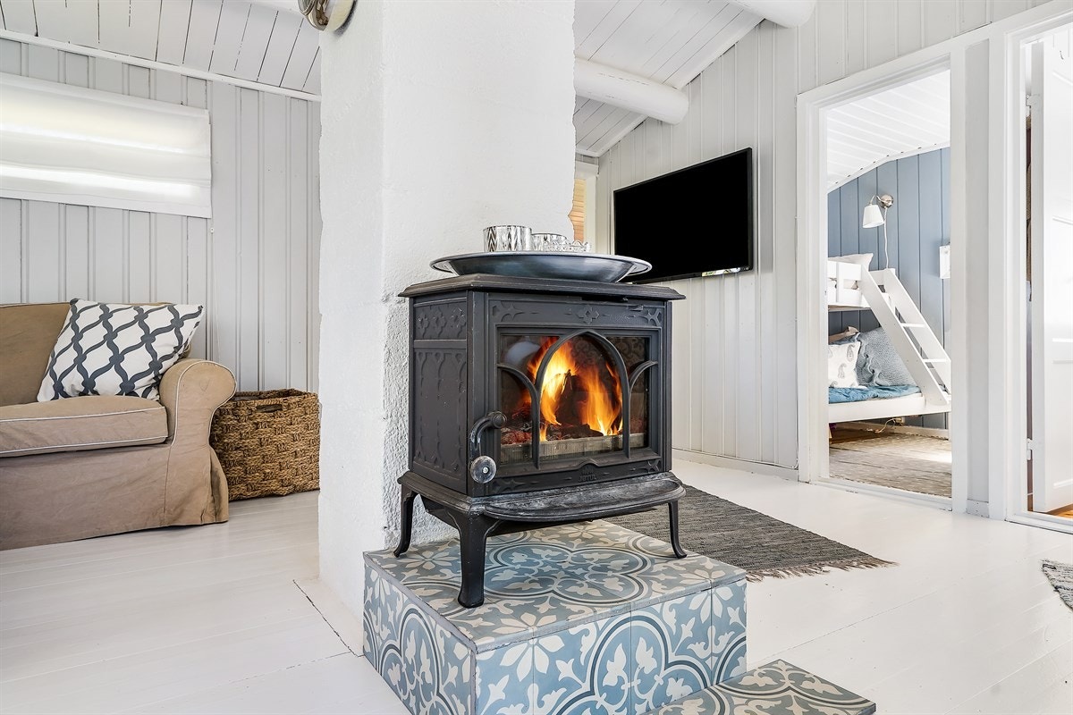 Vedovn i midten av stuen gir en lun atmosfære. Galleribilde