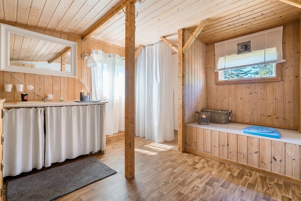 Stort "bad" med biotoalett og dusjhjørne. Galleribilde