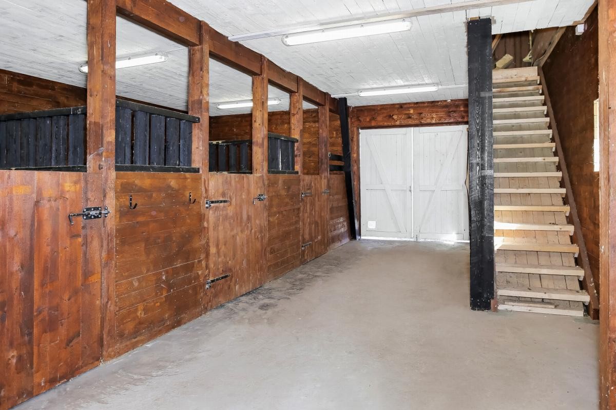 Stalldelen er med 4 bokser og med flere rom til oppbevaring av rideutstyr, fôr etc. Galleribilde