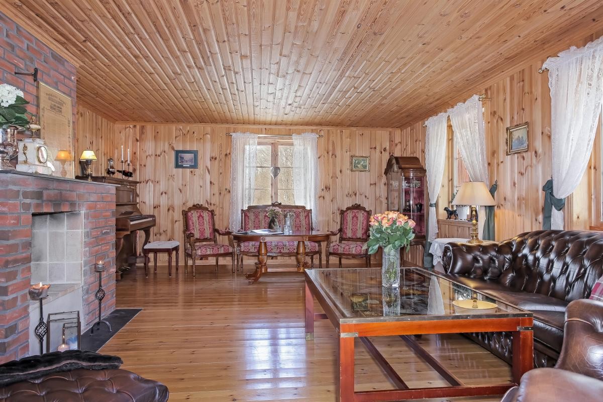 Peisestuen har god plass til både sofaseksjon og spisestue Galleribilde