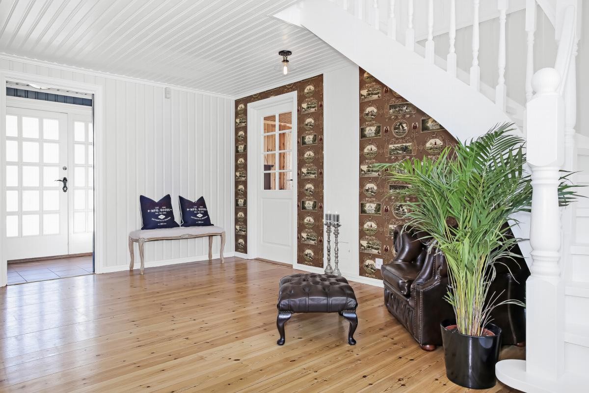 Det er tapesert to kontrast vegger i hallen med stilfull Ralph Lauren tapet Galleribilde