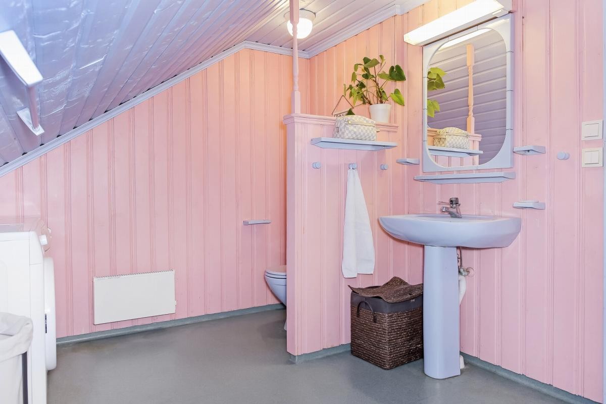 Bad i 2 etasje har frittstående enkel servant med speil og toalett Galleribilde