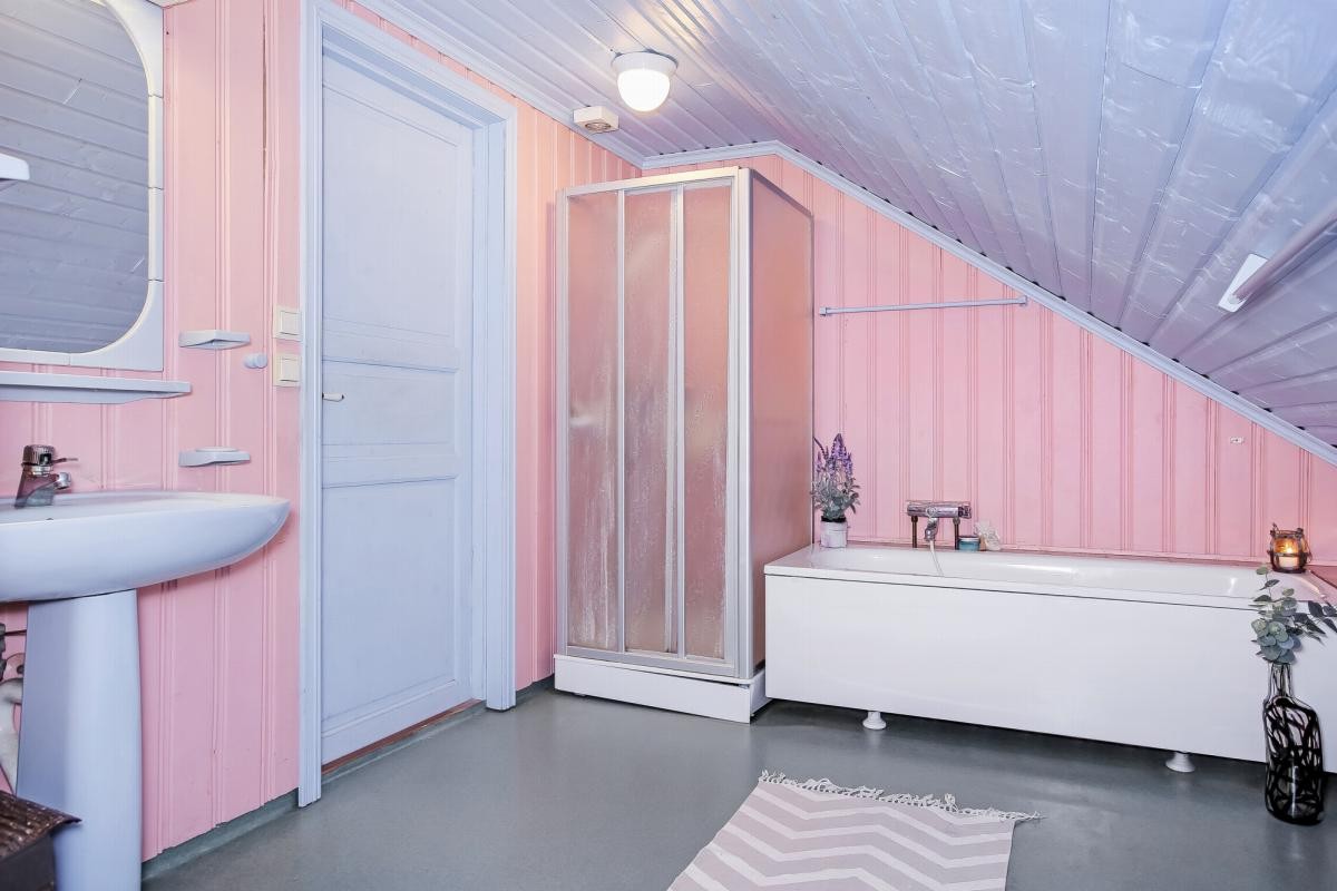 Badet innehar også dusjkabinett og opplegg for vaskemaskin Galleribilde