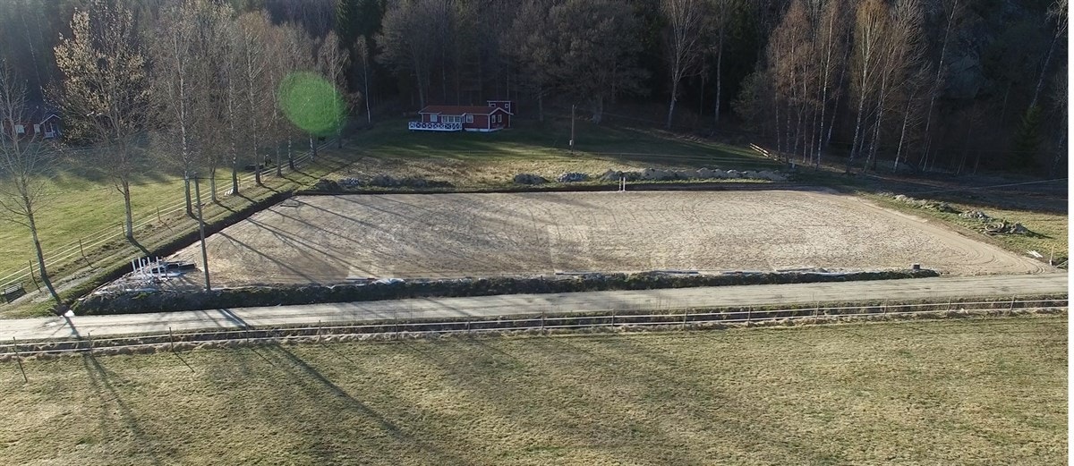 Pent opparbeidet ridebane med målene 35x60m Galleribilde