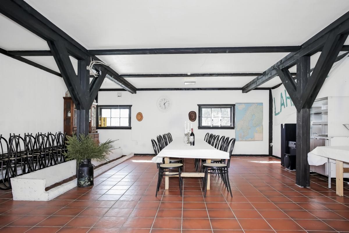 Låven inneholder bl.a ett romslig festlokale med enkelt kjøkkenhjørne Galleribilde