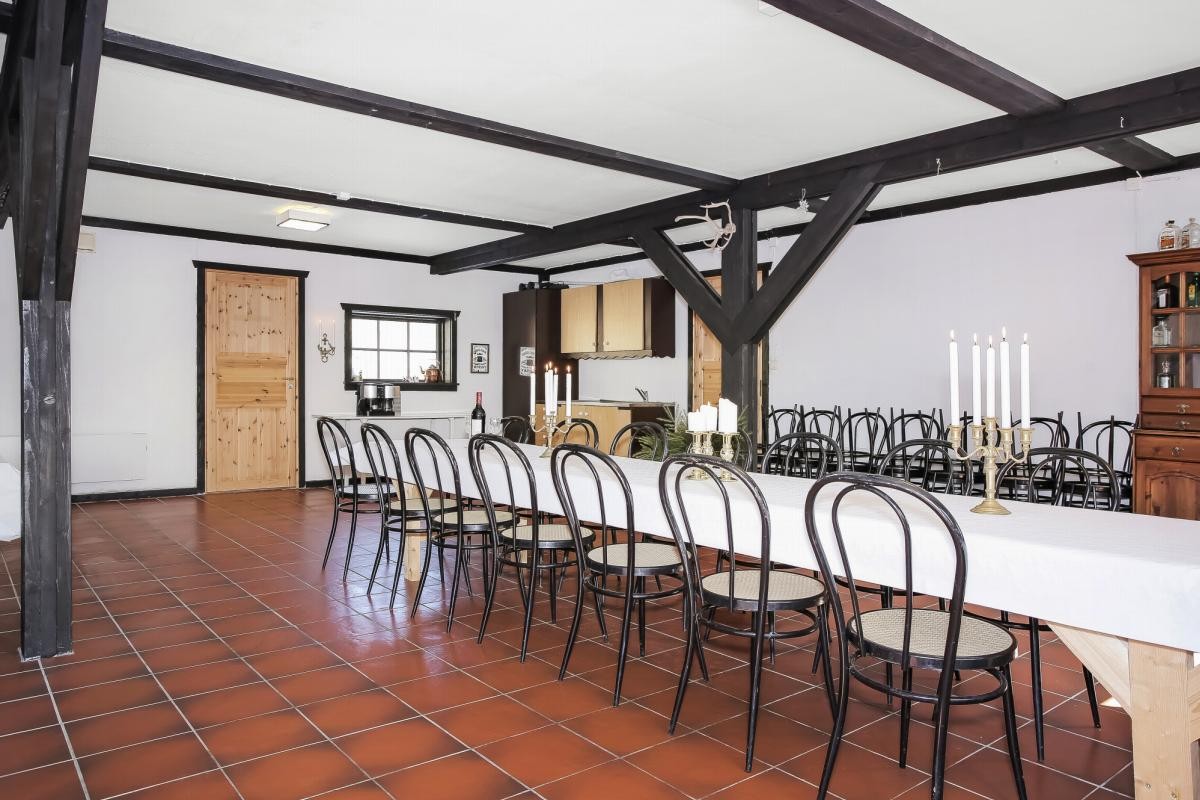 I låven er det etablert et stort selskapslokale med et enkelt kjøkken Galleribilde