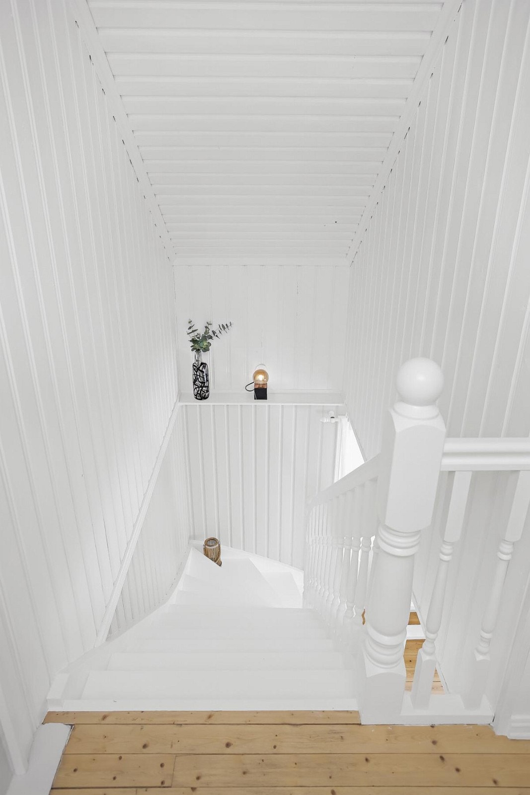 En hvitmalt trappegang opp til boligens soveavdeling Galleribilde