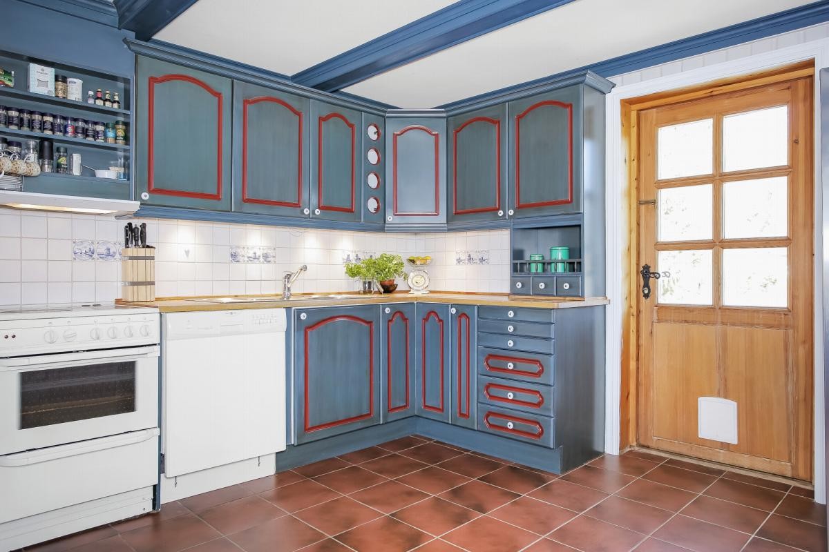 Tradisjonell kjøkkeninnredningen med profilerte skapfronter og heltre benkeplate Galleribilde