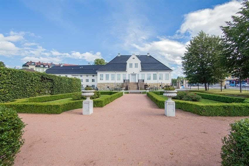 Rett nedenfor leiligheten ligger sentrum av hostoriske Oslo med Ladegården. Galleribilde