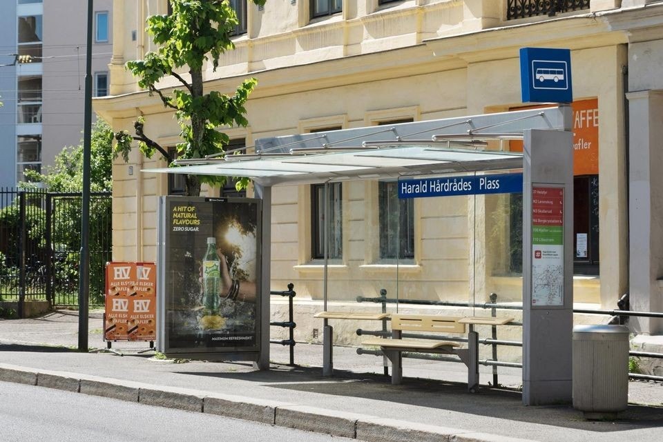 Bussholdeplassen på Harald Hårdrådes Plass ligger rett under verandaen til stua. Galleribilde