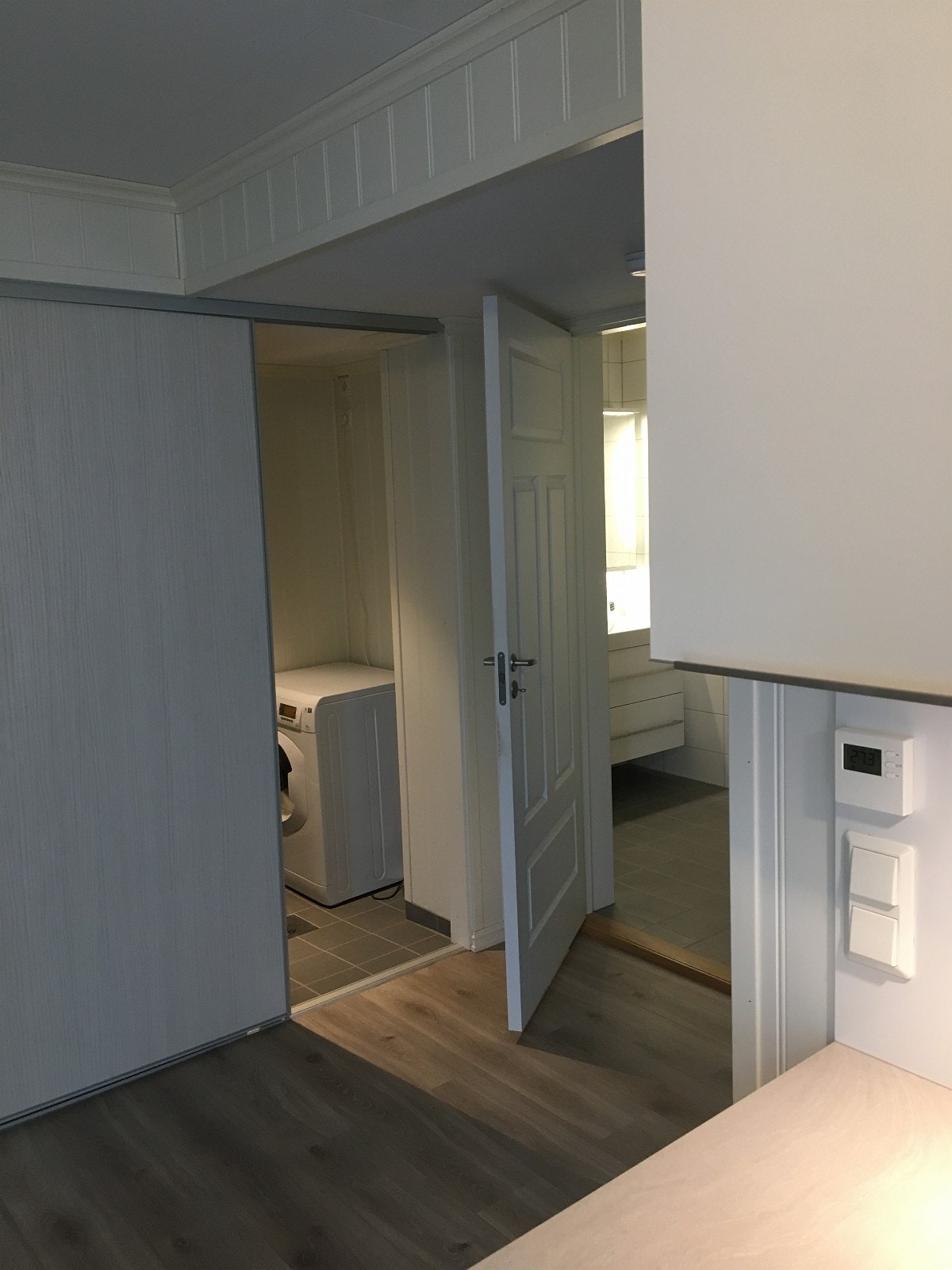 Fra kjøkken, mot vaskerom og bad Galleribilde