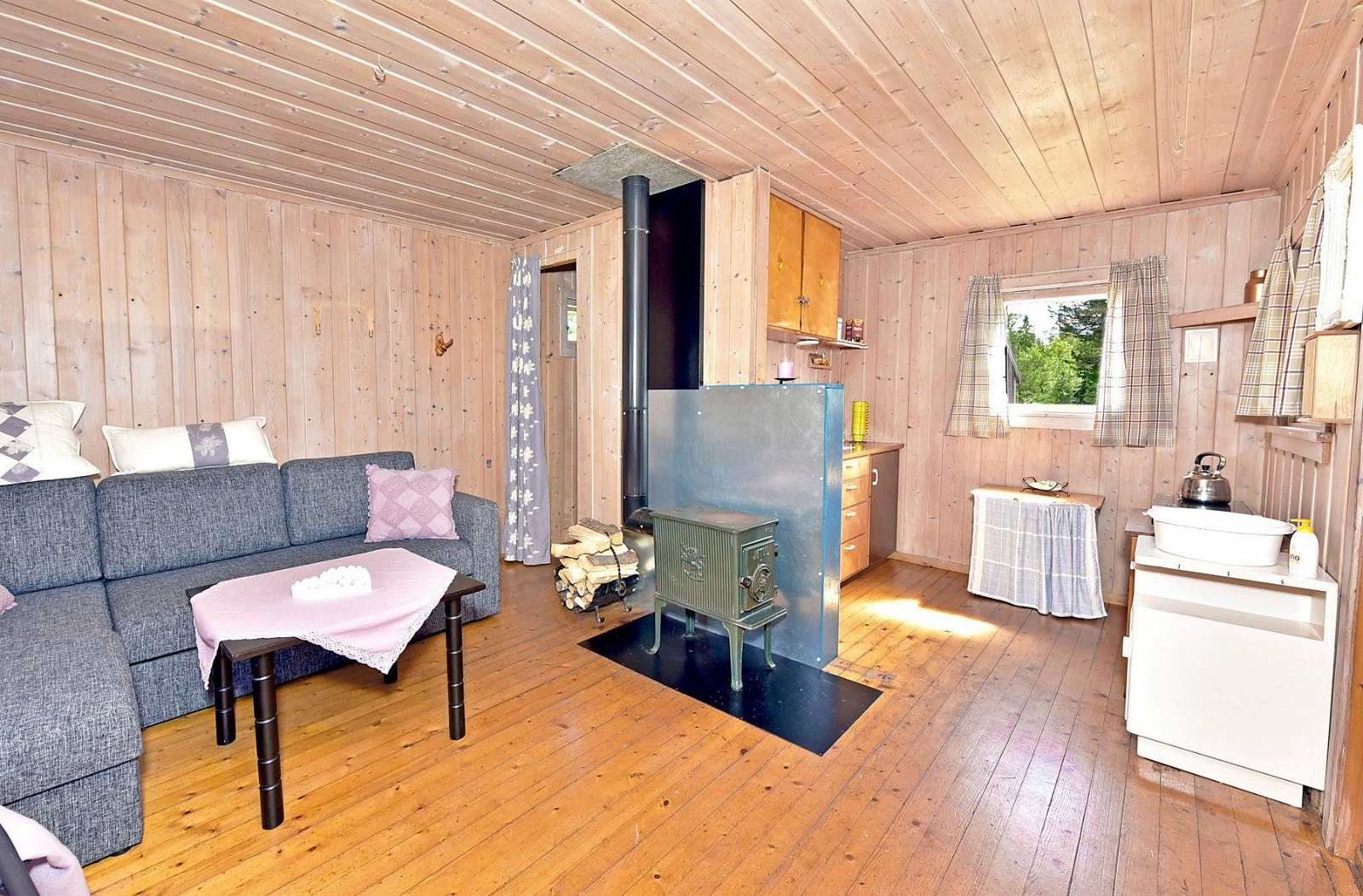 Hytta varmes opp ved hjelp av vedfyring. Galleribilde