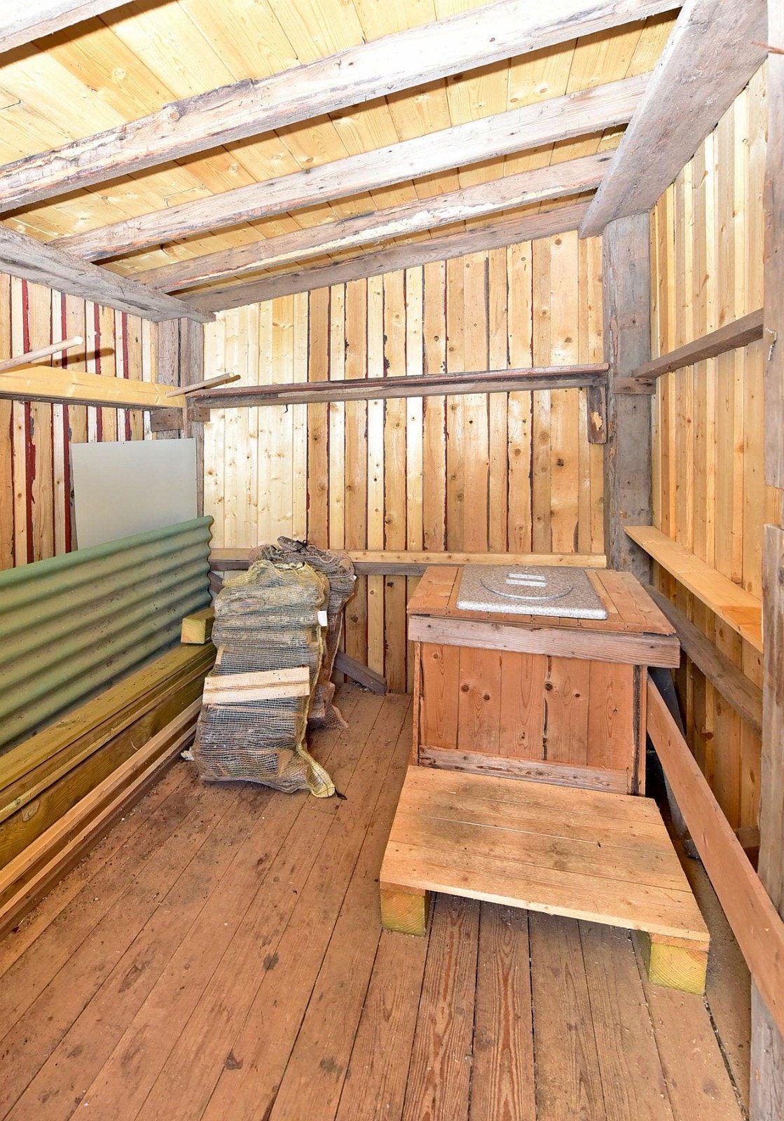 Uthus med utedo. Galleribilde