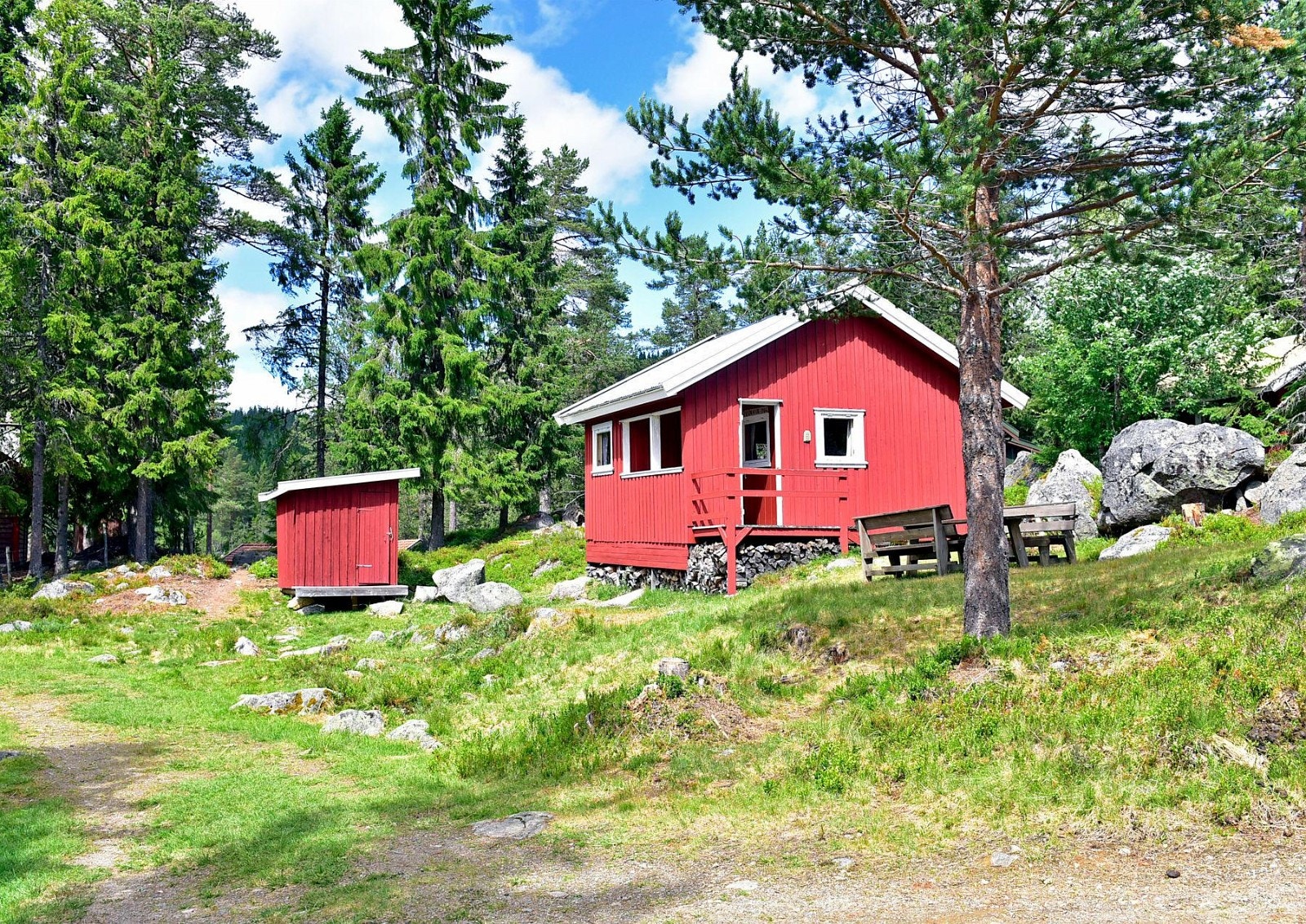 Eiendommen består av hytte og uthus. Galleribilde