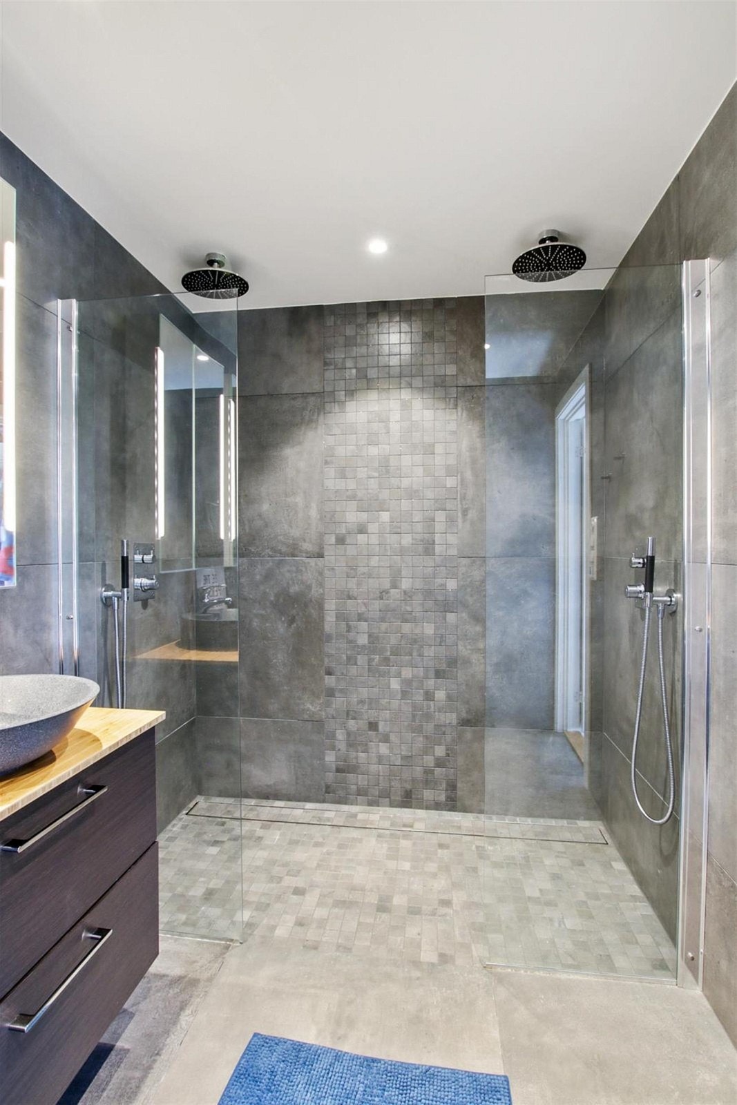 Delikat nytt bad med integrerte blandebatterier og dusjhoder i konstruksjon. Galleribilde