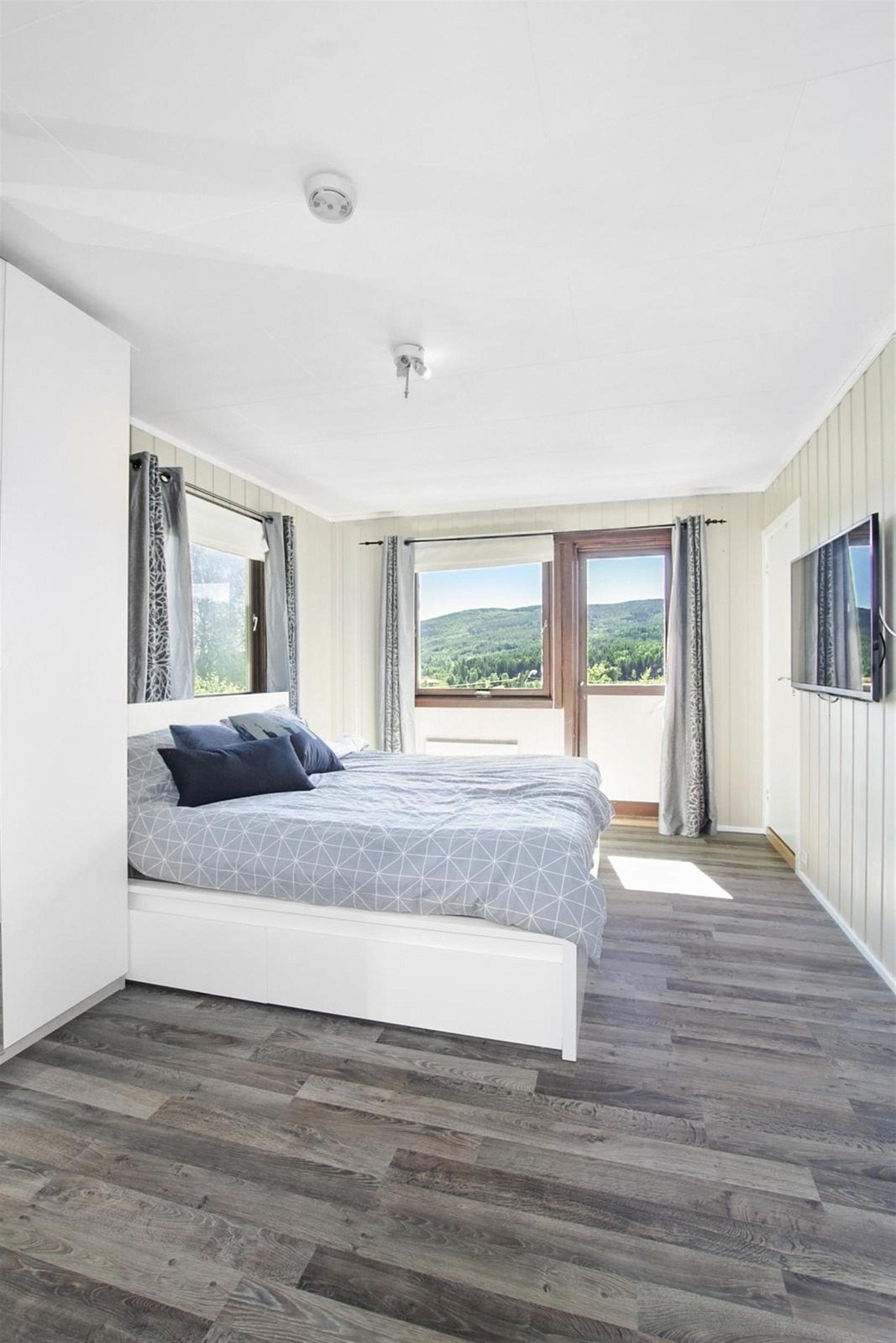 Romslig hovedsoverom med godt med garderobeplass og bad-en-suite Galleribilde