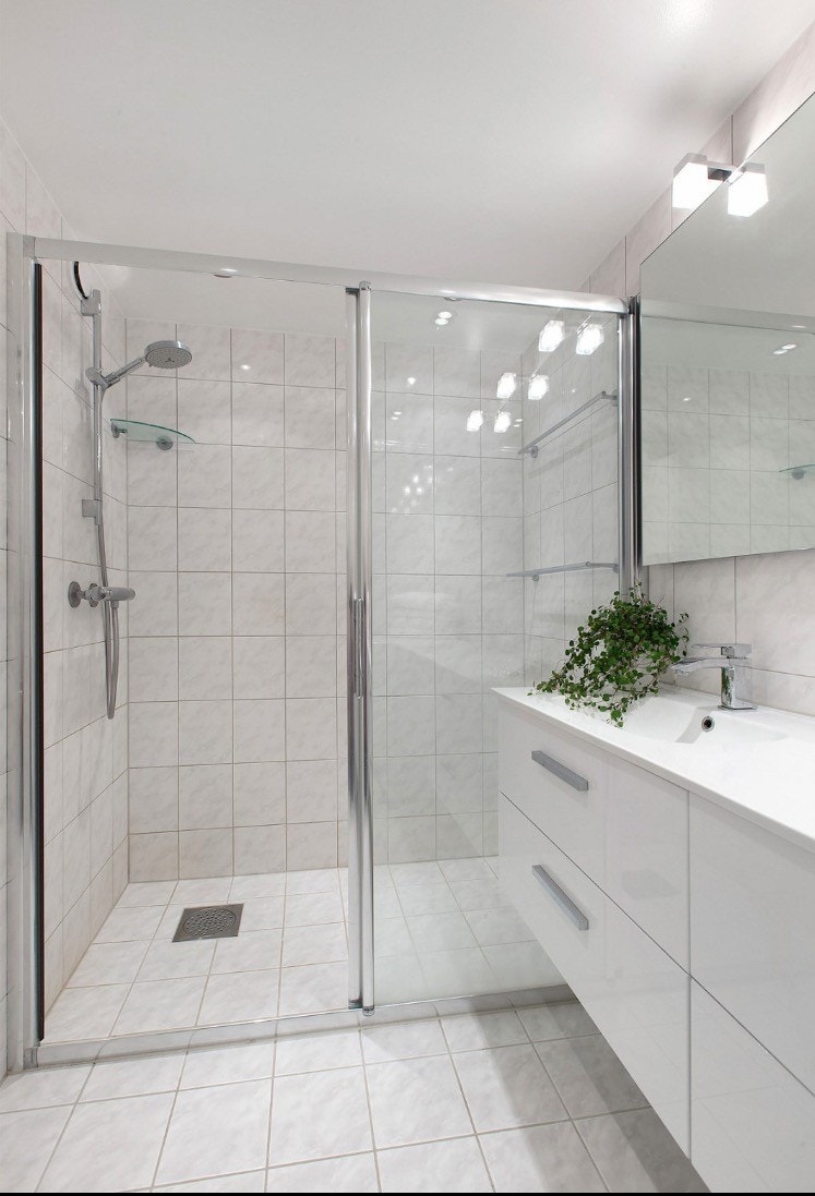 Romslig bad oppusset i 2012 med opplegg vaskemaskin og utslagsvask Galleribilde