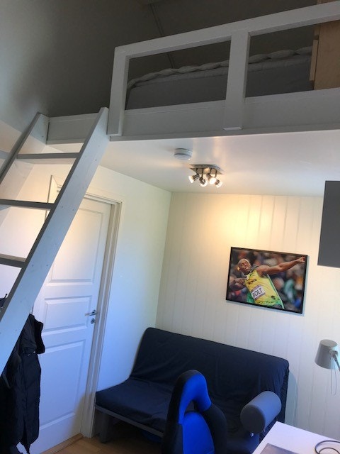 Hybel nr 2 med hems/sovealkove og balkong LEDIG Galleribilde