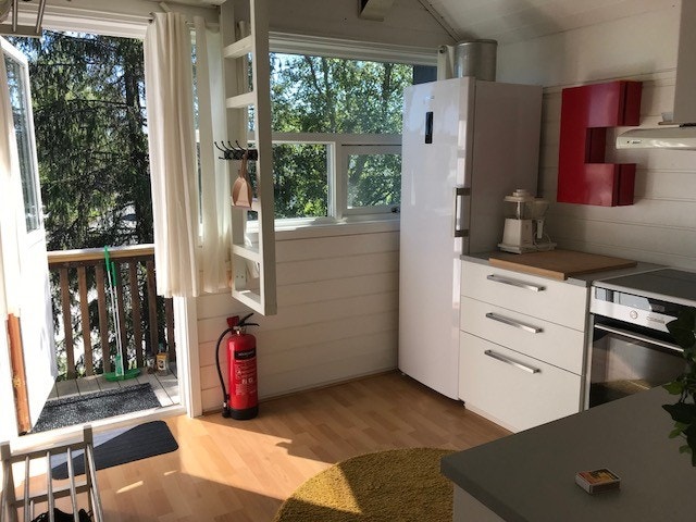 Kjøkken med hvitevarer( med hems for ekstra lagring) Galleribilde