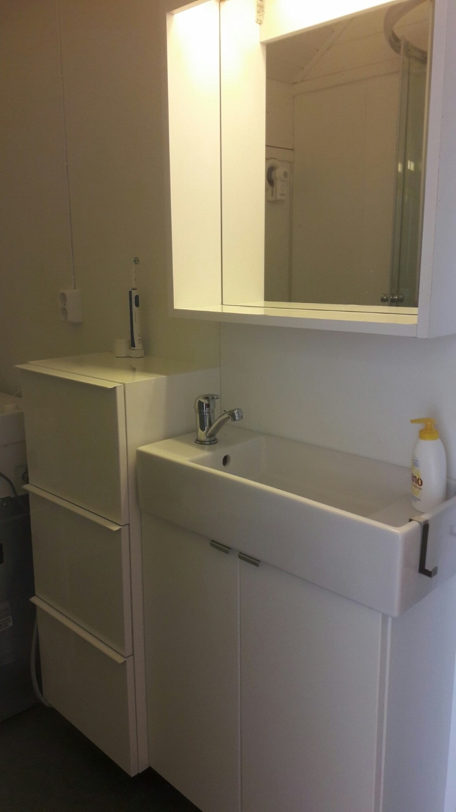 Bad med toalett, servant/ oppbevaring- dusjkabinett Galleribilde