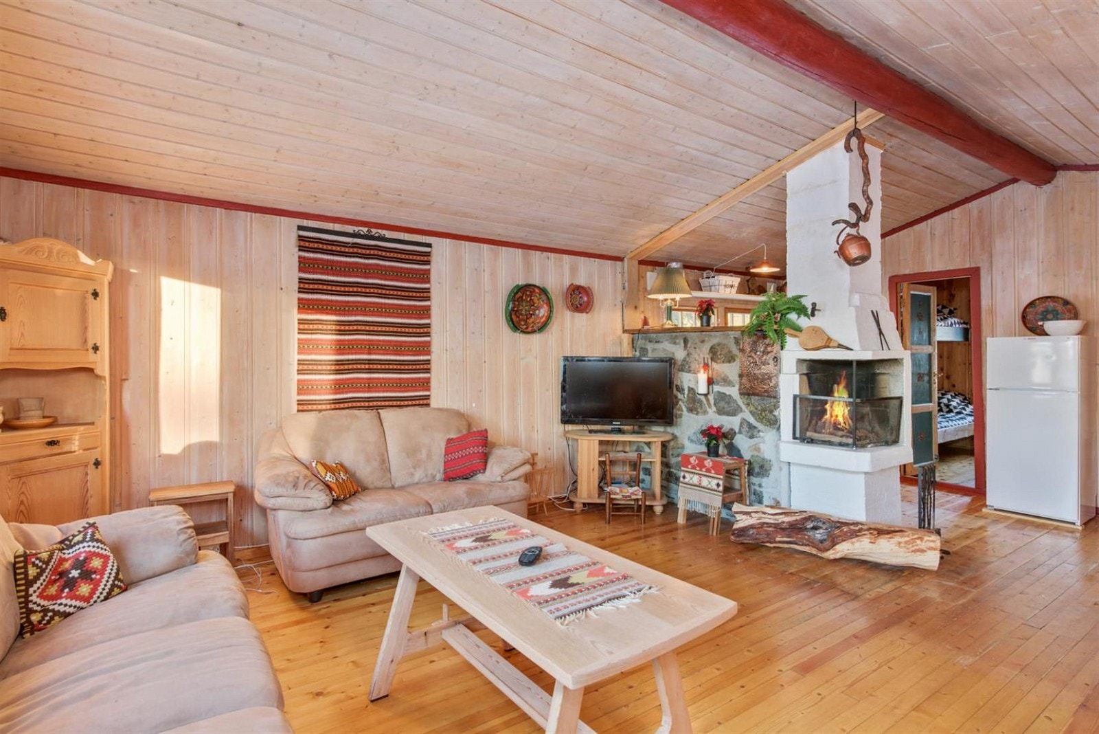 Romslig åpen kjøkken-/ stueløsning med peis og vedovn Galleribilde