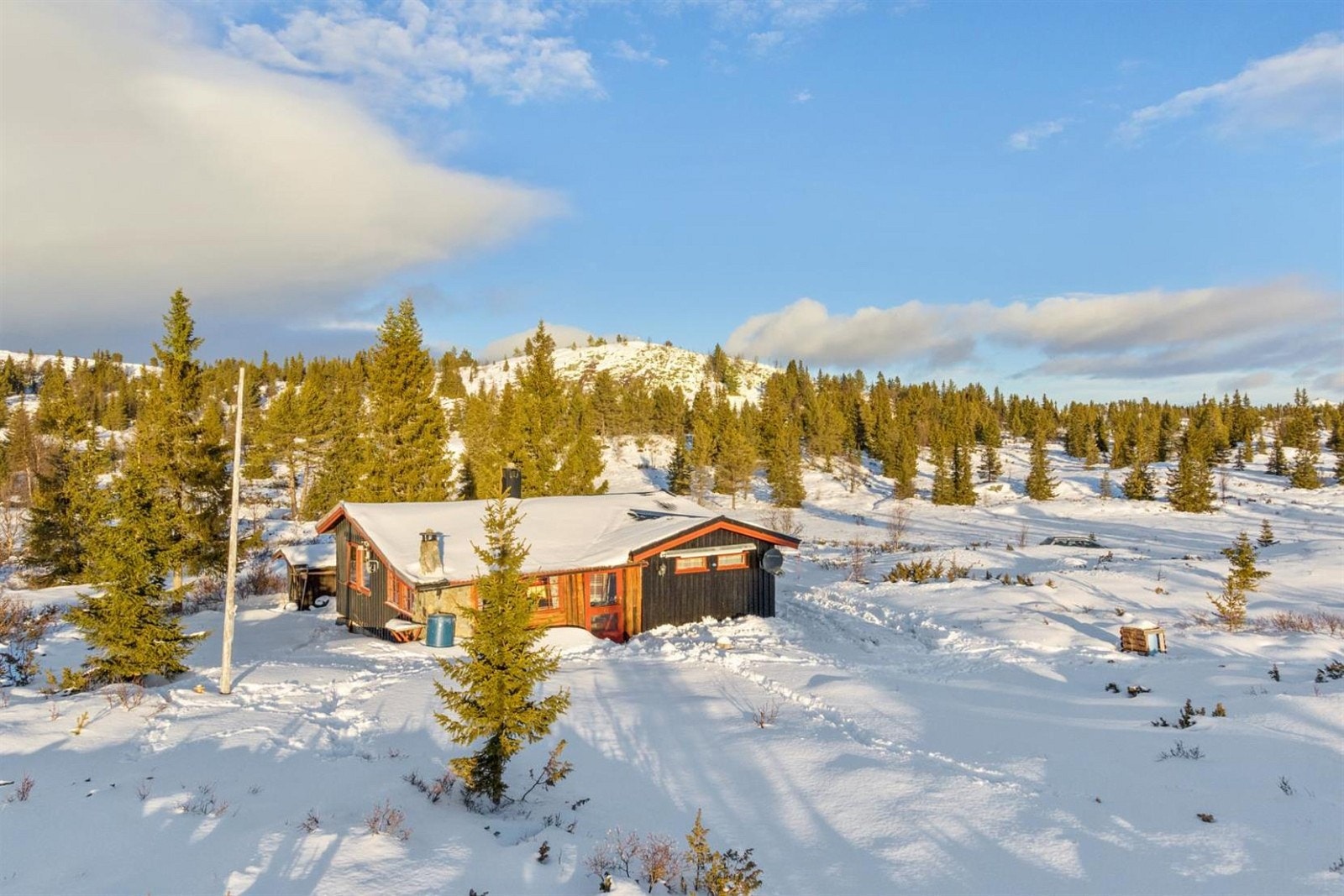 Hytta ligger i et eldre veletablert hyttefelt med helårsvei med enkel adkomst og parkering Galleribilde