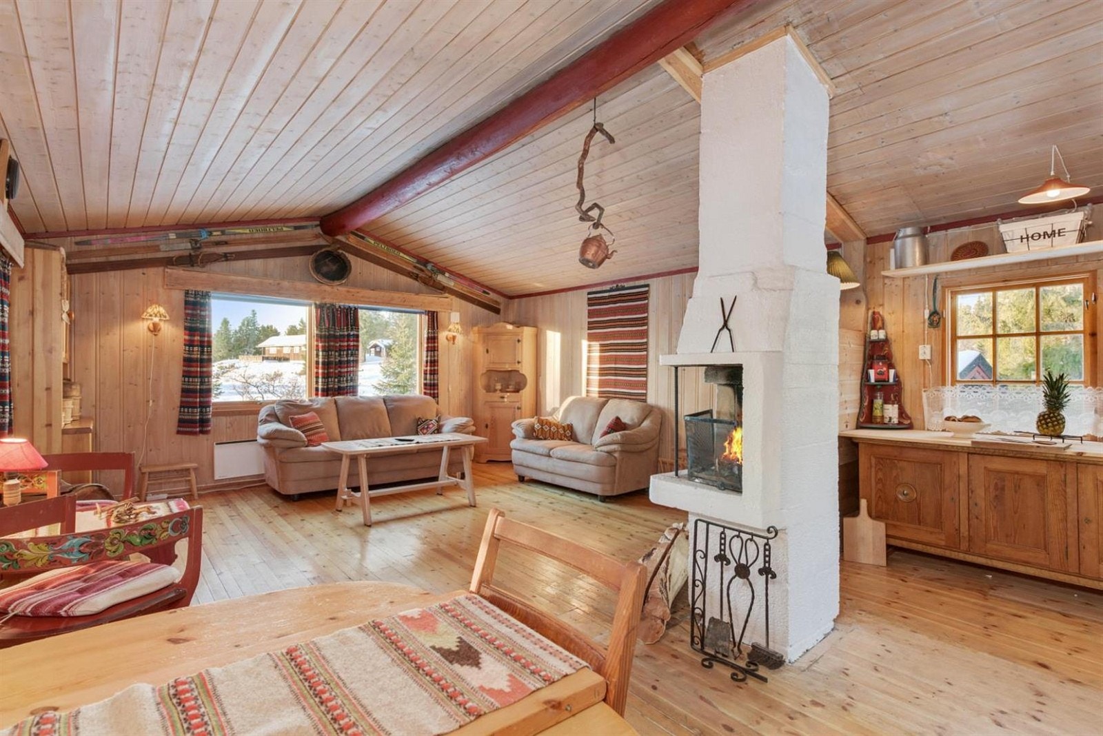 Åpen kjøkken-/ stueløsning med røstet himling Galleribilde