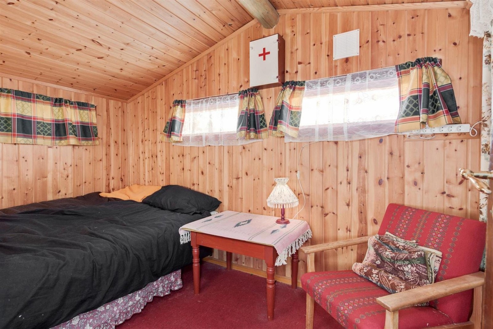 Soverom 1 med god plass til dobbeltseng Galleribilde